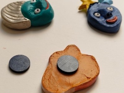 Creación de magnetos para el refrigerador con Masa Das y pintura acrílica.