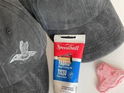 Personaliza tu gorra con timbres de linóleo y Tintas Grabado Speedball para tela