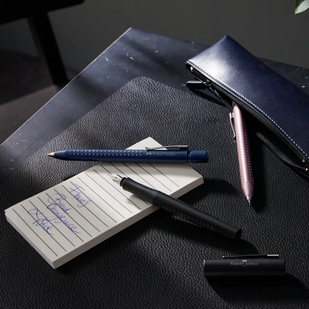 Grip 2011_black, classic blue, pale rose_PS_Office.webp