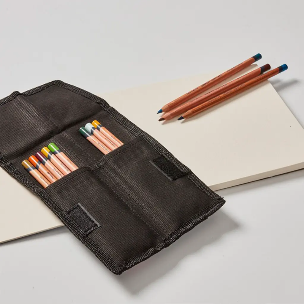 estuche-de-tela-negro-derwent-para-12-lapices-4.webp